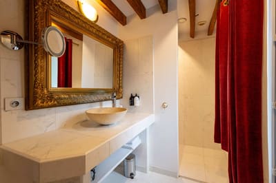 Ambiance château dans un hôtel romantique avec piscine, restaurant et spa