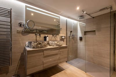Ambiance zen et apaisante dans la suite Geisha avec jacuzzi privatif