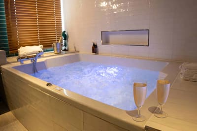 Baignoire jacuzzi 2 places avec chromothérapie dans la suite Tropicale