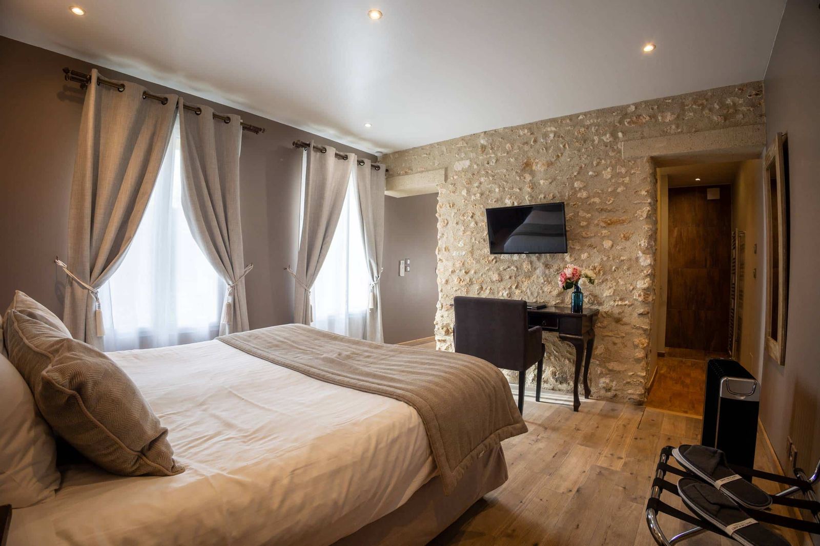 Chambre en rez-de-jardin avec vue piscine, proche de Paris