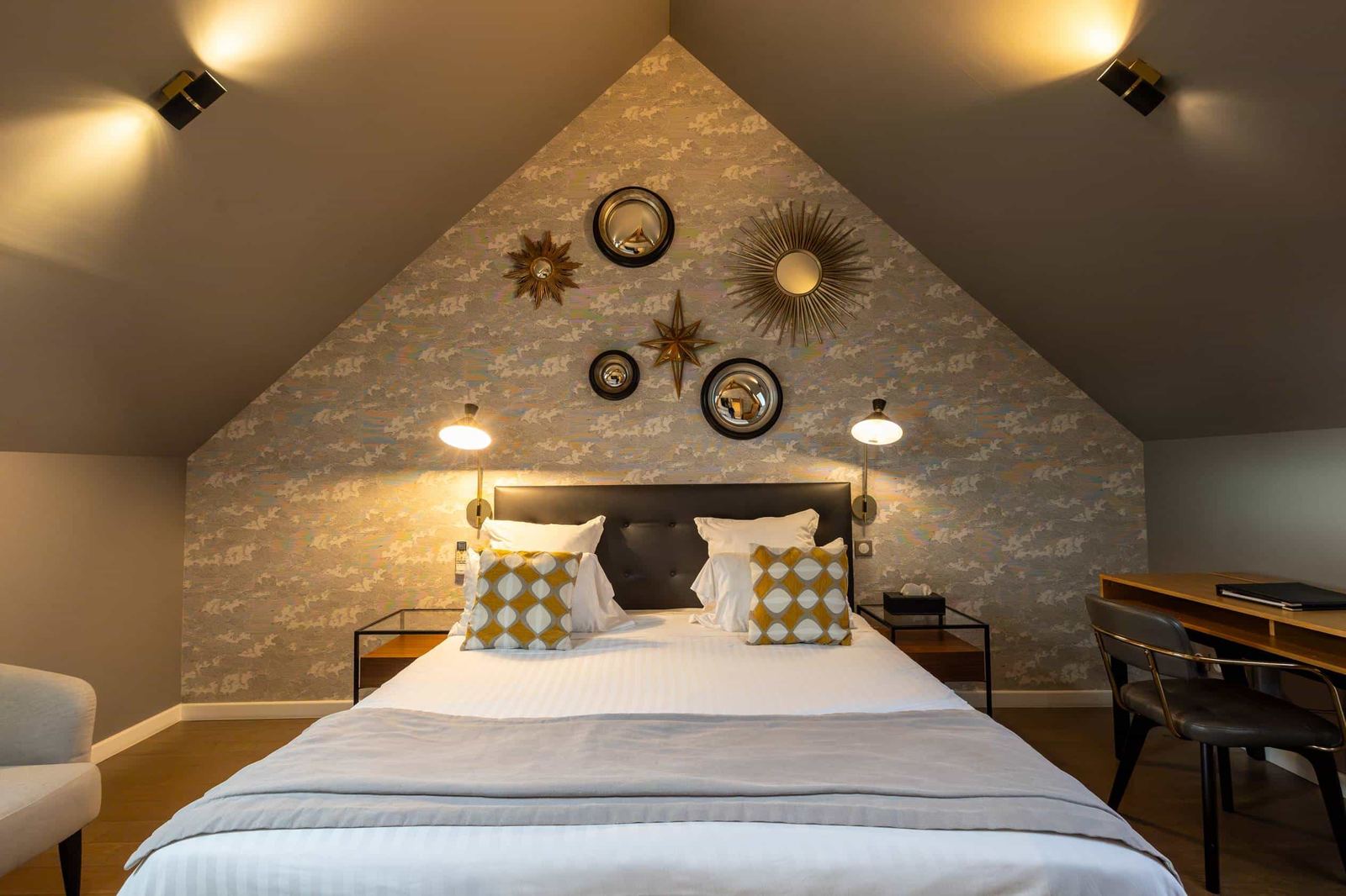 Chambre romantique sous les poutres apparentes, style authentique