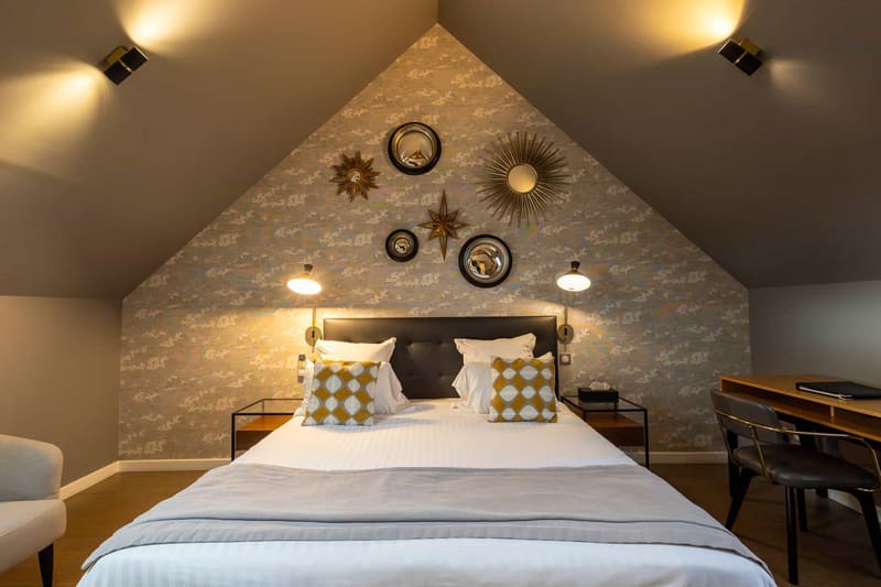 Chambre romantique sous les poutres apparentes, style authentique