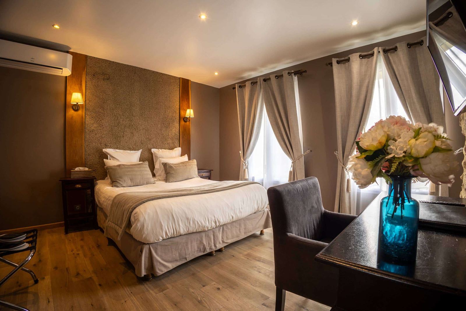 Chambre Taupe avec vue sur le jardin dans un hôtel de charme