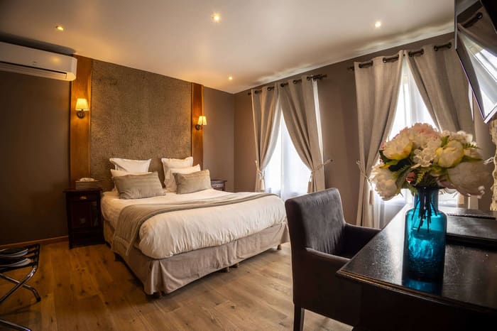 Chambre Taupe avec vue sur le jardin dans un hôtel de charme