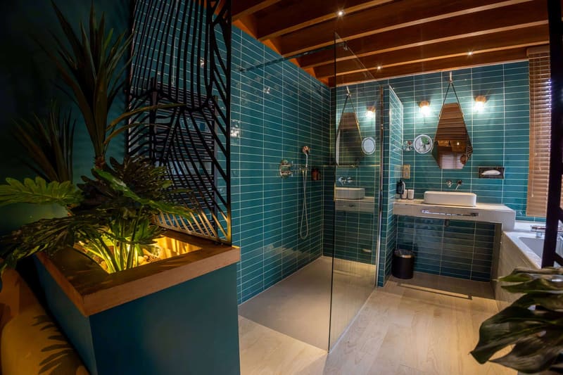 Douche à l’italienne moderne dans la Suite Tropicale avec jacuzzi
