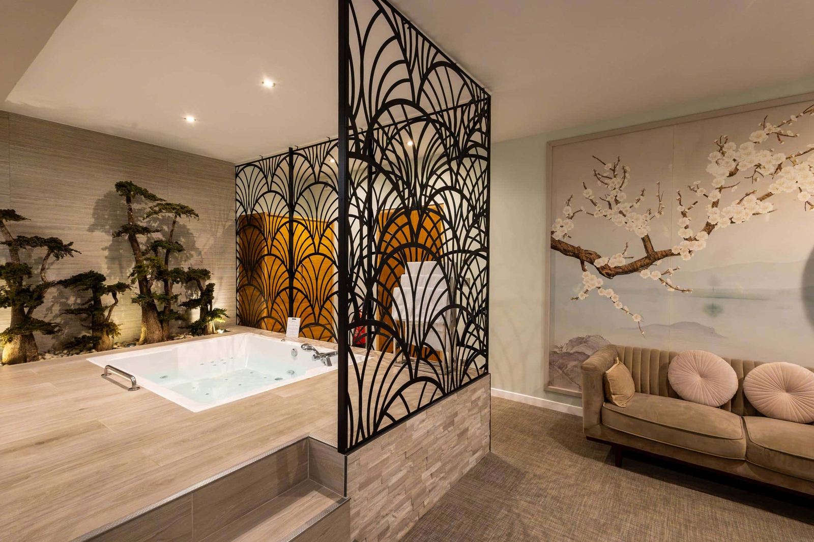 Jacuzzi privatif 2 places dans la suite Geisha pour un weekend en amoureux