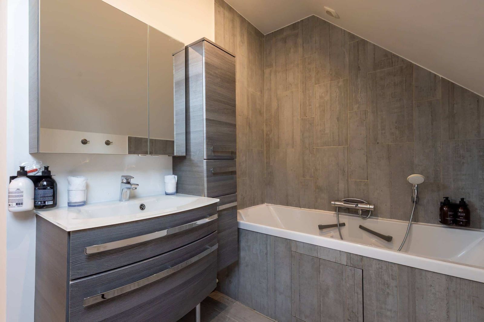 Salle de bain avec baignoire dans la chambre Coquette