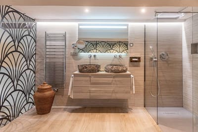Salle de bain avec jacuzzi encastré et douche italienne dans la Suite Geisha