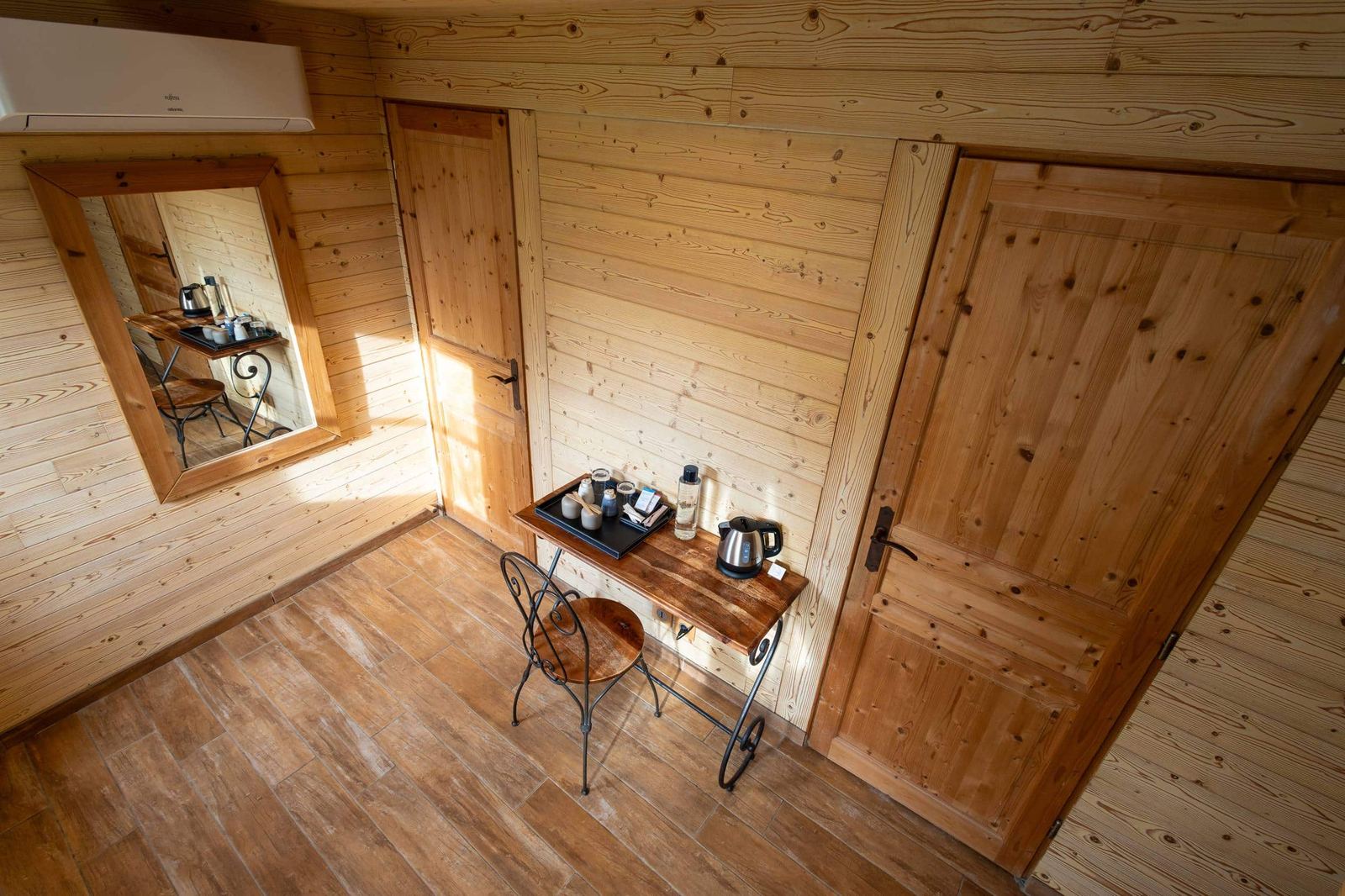 Séjour romantique en chambre duplex avec vue sur jardin paysager