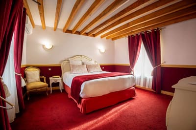 Séjour romantique dans la Chambre Impériale avec accès spa et restaurant gastronomique