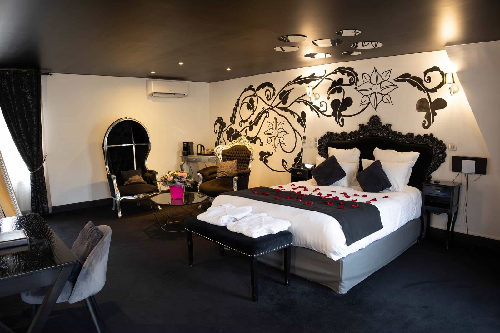Chambre baroque chic avec jacuzzi pour une nuit romantique à deux