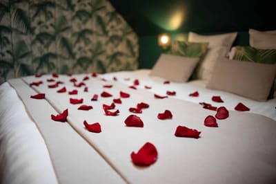 Lit Queen Size dans une suite tropicale romantique