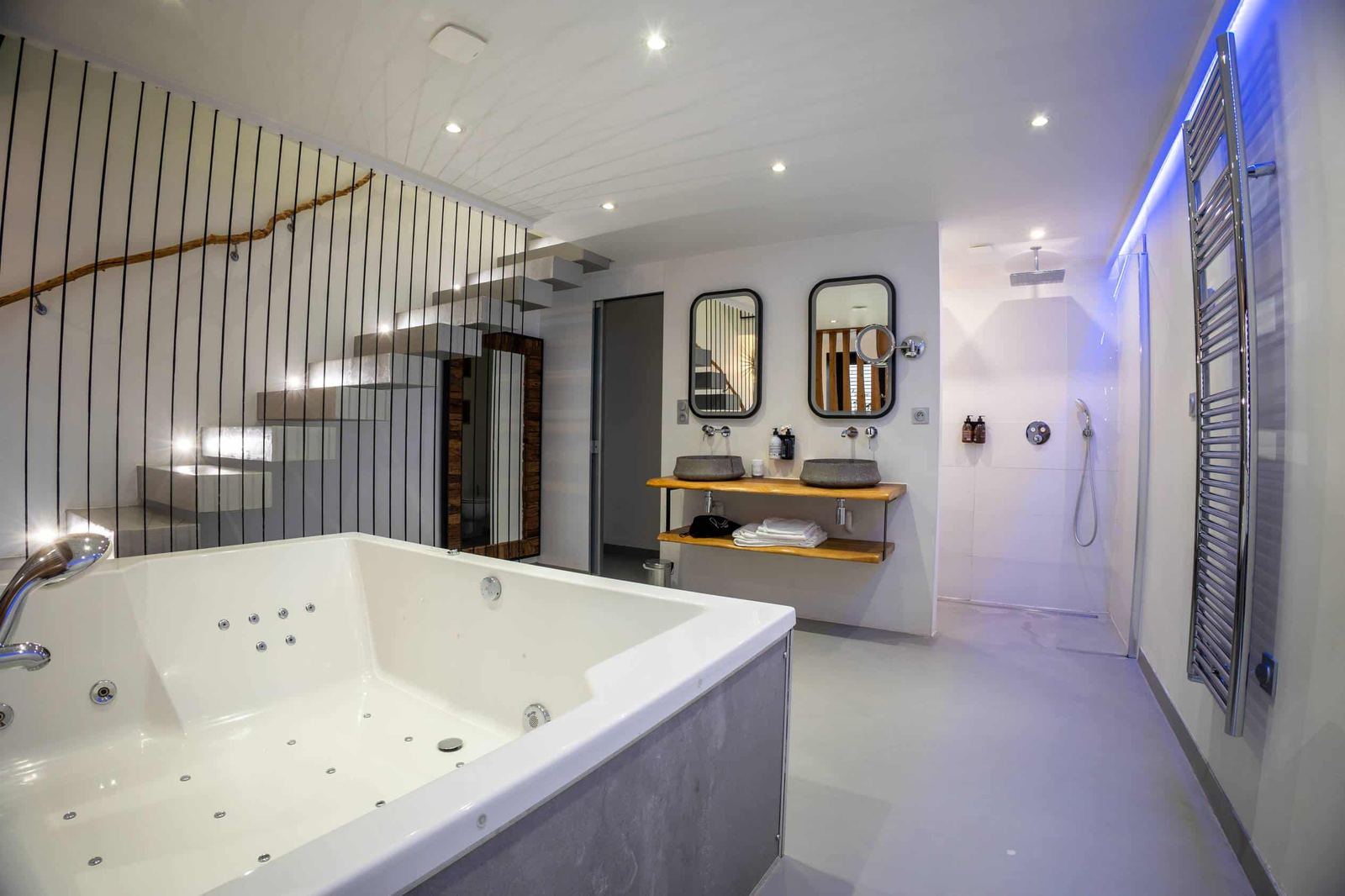 Suite Santorin avec jacuzzi privatif pour un weekend romantique proche de Paris