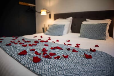 Suite Santorin du Clos des Vignes pour un séjour romantique avec jacuzzi privatif