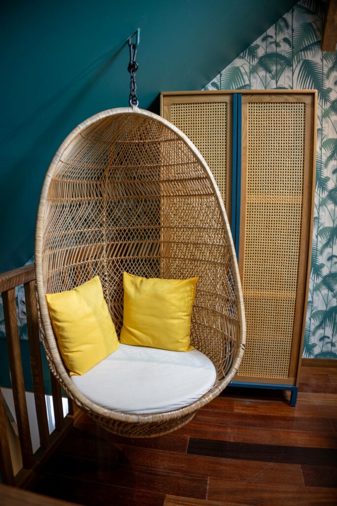 Décoration tropicale chaleureuse dans suite avec jacuzzi